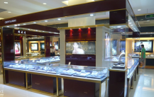 How to use the display cabinet to improve the way of cosmetics sales and methods?