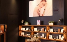Use jewelry display to attract customers' attention!