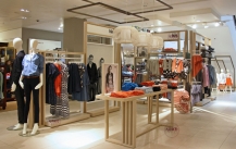 The fashion display cabinet designed in this way attracts more public attention!