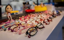 Do you know the design of the optical shop showcase?