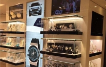 The help of the display case to the company's brand promotion