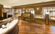 Several types of problems to be avoided in the production of jewelry display cabinets