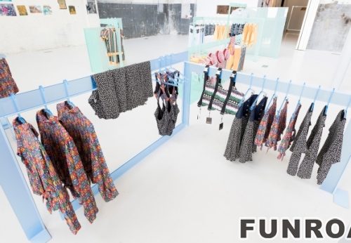 Women's dress display stand and hanging rack design for clothing pop up store design