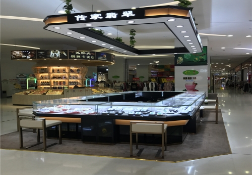 A live photo of the jade jewelry exhibition counter