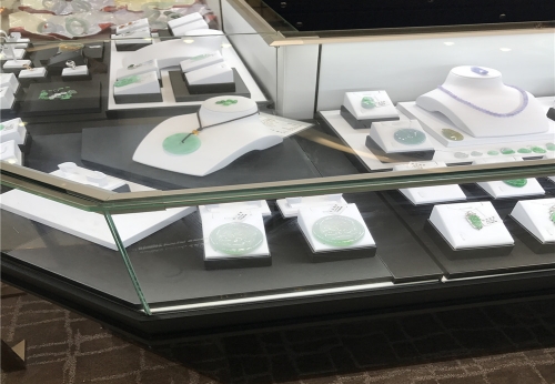 A live photo of the jade jewelry exhibition counter