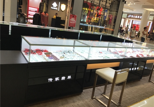 A live photo of the jade jewelry exhibition counter
