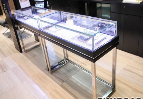 custom display showcase for jewelry store design