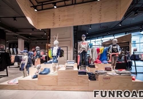 Customized Clothing Showcase for Austrian Clothes Shop Display