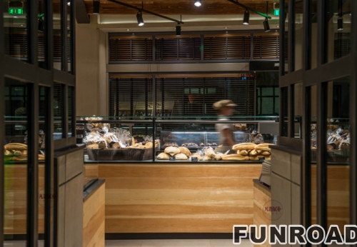 Customized Wooden Bread Display Showcase for Bakery Shop Decor