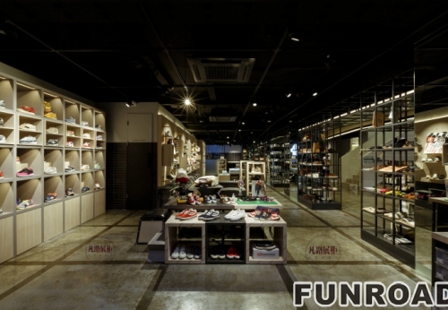 Case Study of Showcase in High-grade Brand Shoe Shop