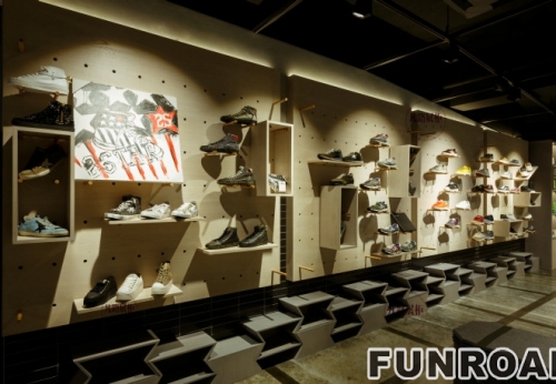 Case Study of Showcase in High-grade Brand Shoe Shop