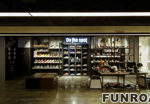 Case Study of Showcase in High-grade Brand Shoe Shop