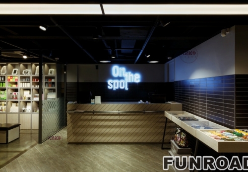 Case Study of Showcase in High-grade Brand Shoe Shop