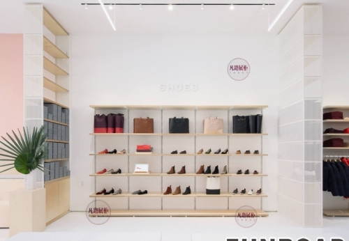 Case Study of Wood Show Cabinet in Garment Handbag Store