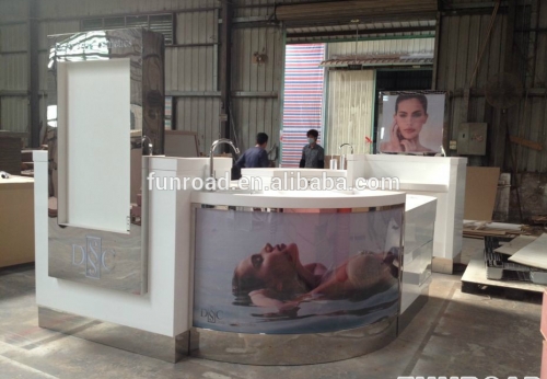 Wooden Makeup Kiosk with Cosmetic Display Counter for Shopping Mall