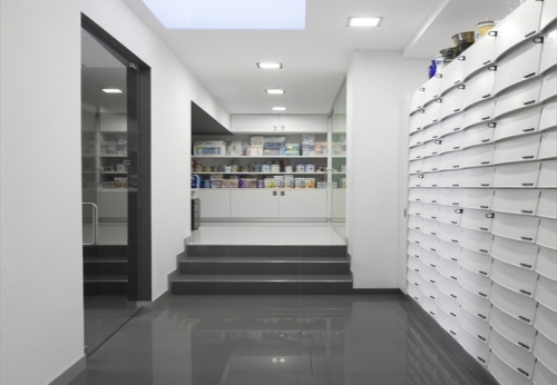 White Wooden Pharmacy Showcase Counter for Drugs Store Furniture