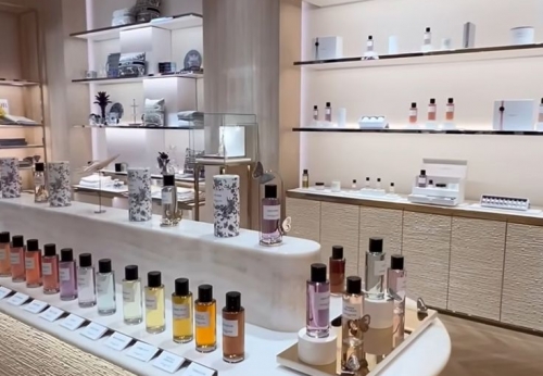 Luxury Gold Makeup Shop Beauty Salon Display Cabinet Wood Perfume Shop Interior Design Cosmetics Skin Care Product Display Shelf