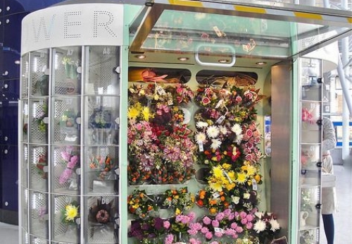 Durable Wooden Outdoor Retail Kiosk with LED Light Varnish Surface Treatment Flower Kiosk Display Showcase for Sale