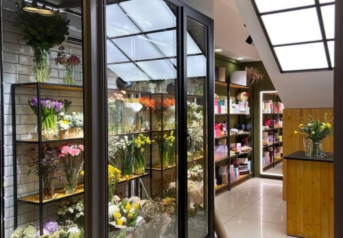 Durable Wooden Outdoor Retail Kiosk with LED Light Varnish Surface Treatment Flower Kiosk Display Showcase for Sale